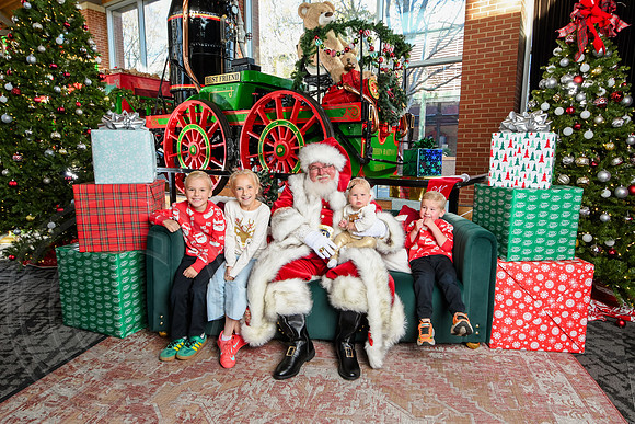 RKPhoto-2025-TheCharlestonSanta-Nov29-0903