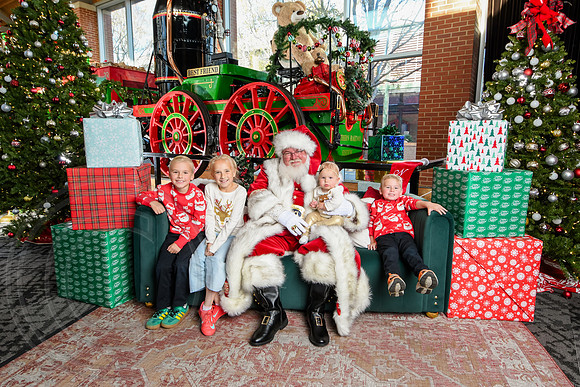 RKPhoto-2025-TheCharlestonSanta-Nov29-0904