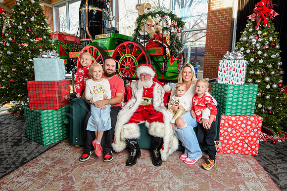RKPhoto-2025-TheCharlestonSanta-Nov29-0905