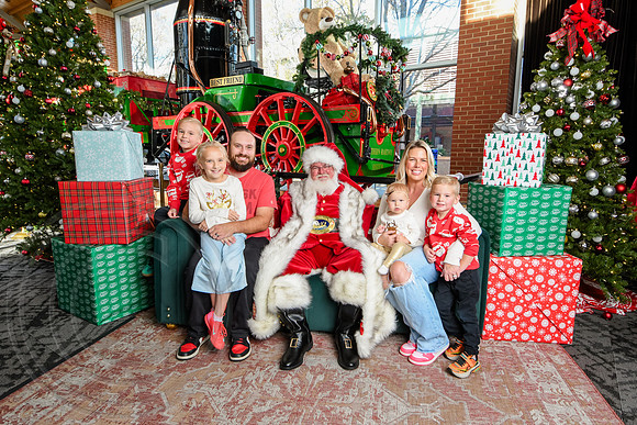 RKPhoto-2025-TheCharlestonSanta-Nov29-0906