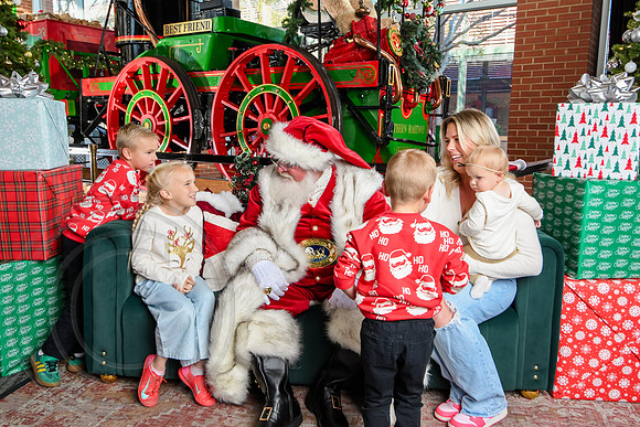 RKPhoto-2025-TheCharlestonSanta-Nov29-0907