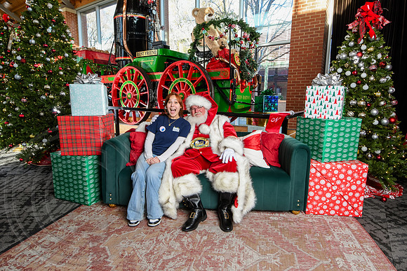 RKPhoto-2025-TheCharlestonSanta-Nov29-0910