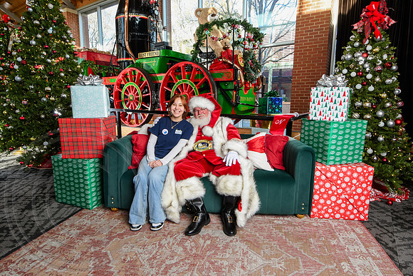RKPhoto-2025-TheCharlestonSanta-Nov29-0911