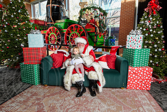 RKPhoto-2025-TheCharlestonSanta-Nov29-0914