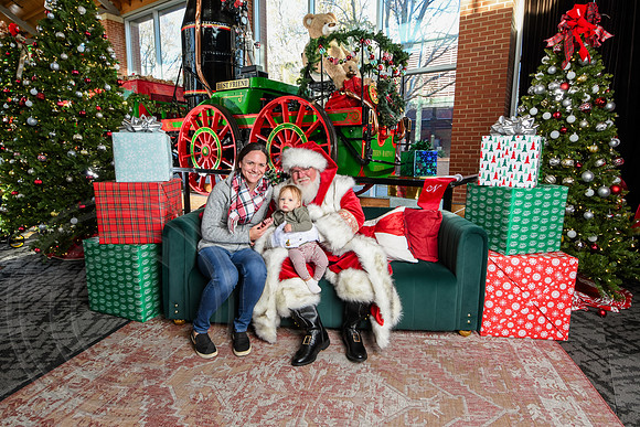 RKPhoto-2025-TheCharlestonSanta-Nov29-0915