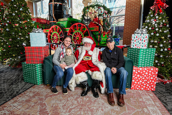 RKPhoto-2025-TheCharlestonSanta-Nov29-0917