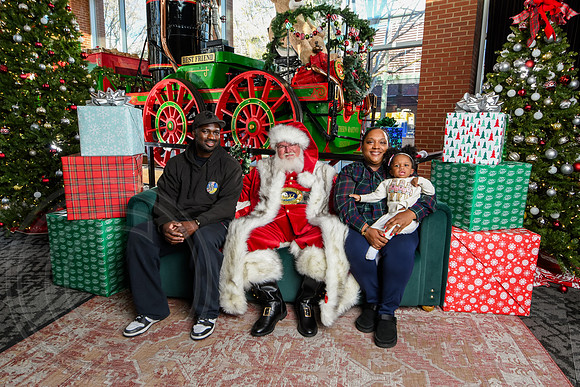 RKPhoto-2025-TheCharlestonSanta-Nov29-0926