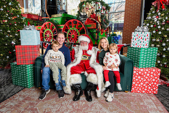 RKPhoto-2025-TheCharlestonSanta-Nov29-0928