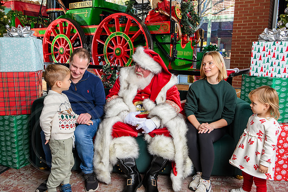 RKPhoto-2025-TheCharlestonSanta-Nov29-0930