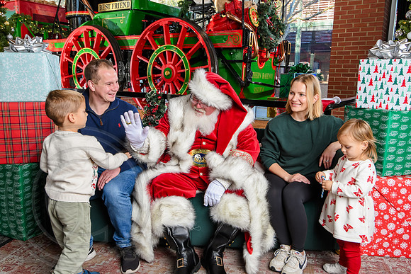 RKPhoto-2025-TheCharlestonSanta-Nov29-0931