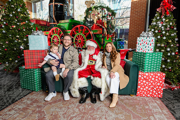 RKPhoto-2025-TheCharlestonSanta-Nov29-0934
