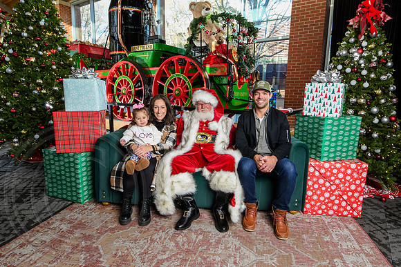 RKPhoto-2025-TheCharlestonSanta-Nov29-0936