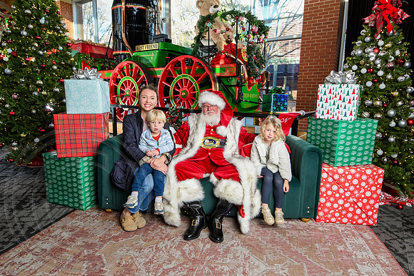 RKPhoto-2025-TheCharlestonSanta-Nov29-0938