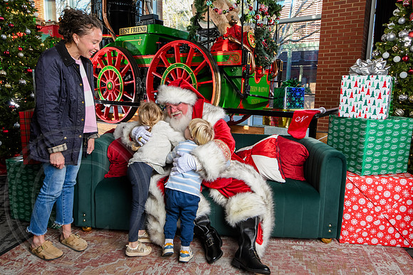 RKPhoto-2025-TheCharlestonSanta-Nov29-0940