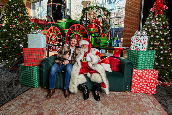 RKPhoto-2025-TheCharlestonSanta-Nov29-0941