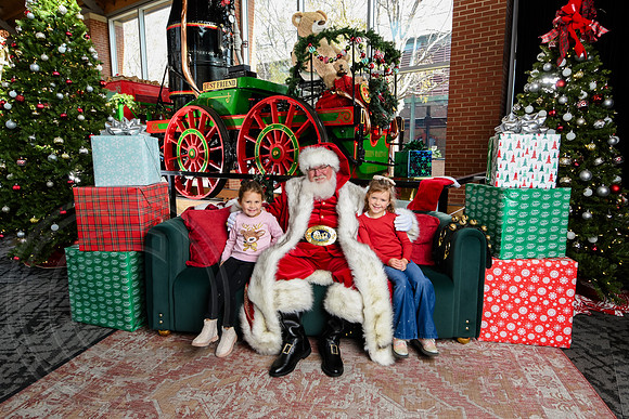 RKPhoto-2025-TheCharlestonSanta-Nov29-0510