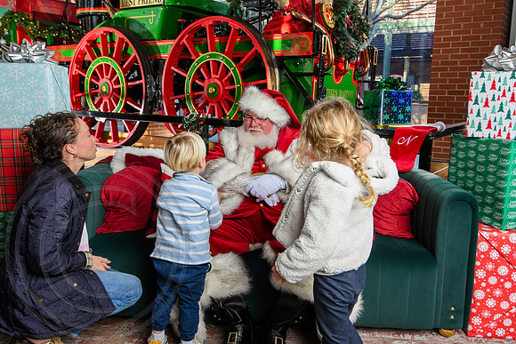 RKPhoto-2025-TheCharlestonSanta-Nov29-0939