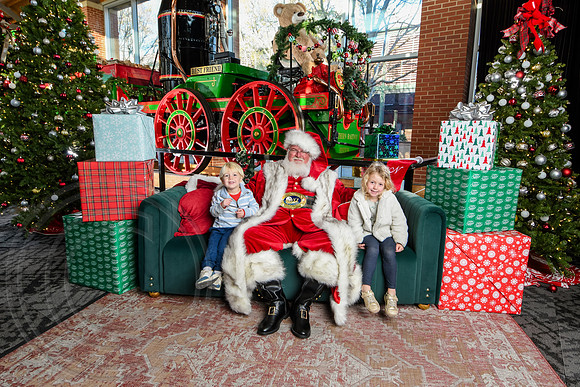 RKPhoto-2025-TheCharlestonSanta-Nov29-0937