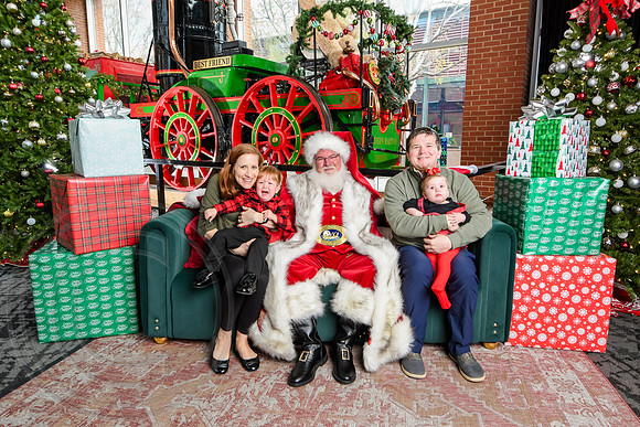 RKPhoto-2025-TheCharlestonSanta-Nov30-0950
