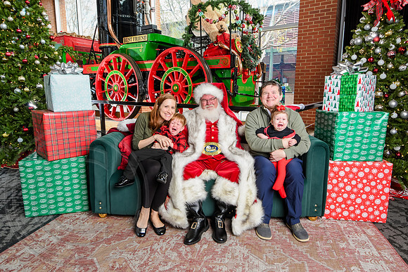 RKPhoto-2025-TheCharlestonSanta-Nov30-0952