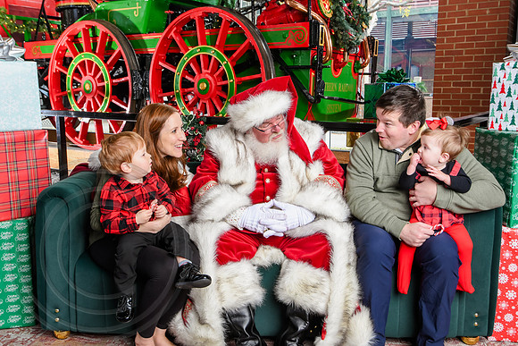 RKPhoto-2025-TheCharlestonSanta-Nov30-0957