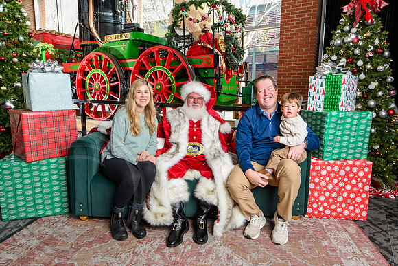 RKPhoto-2025-TheCharlestonSanta-Nov30-0963
