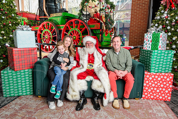 RKPhoto-2025-TheCharlestonSanta-Nov30-0964