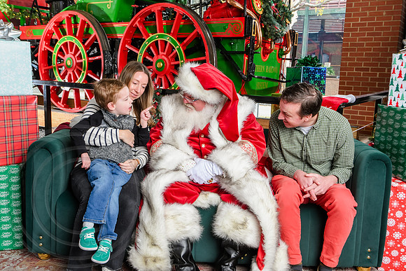 RKPhoto-2025-TheCharlestonSanta-Nov30-0966