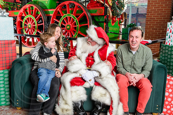 RKPhoto-2025-TheCharlestonSanta-Nov30-0967