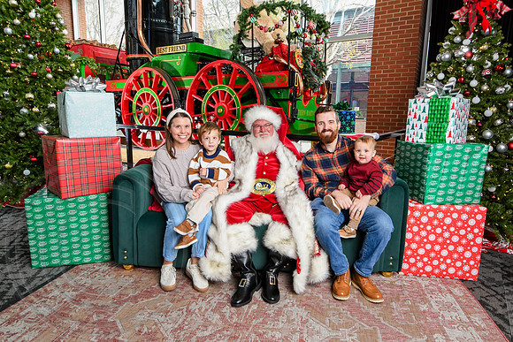 RKPhoto-2025-TheCharlestonSanta-Nov30-0969