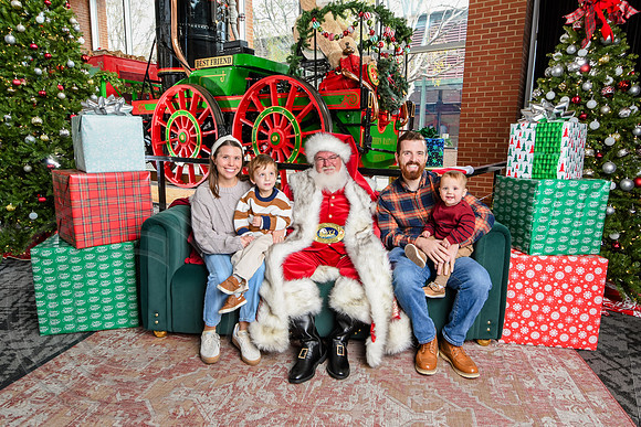 RKPhoto-2025-TheCharlestonSanta-Nov30-0970