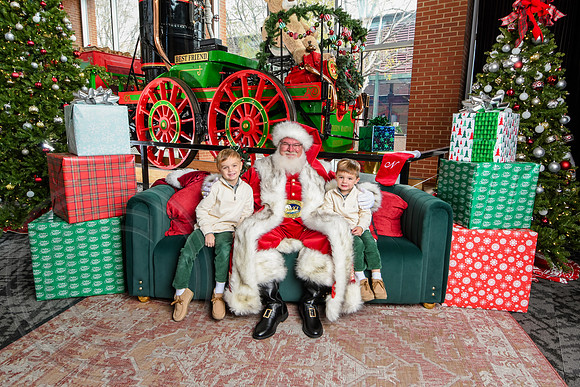 RKPhoto-2025-TheCharlestonSanta-Nov30-0973