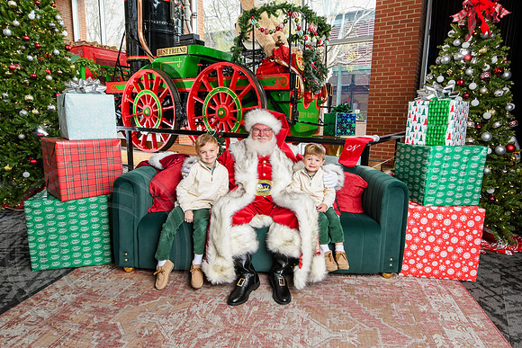 RKPhoto-2025-TheCharlestonSanta-Nov30-0974