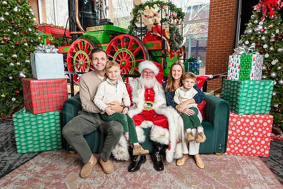 RKPhoto-2025-TheCharlestonSanta-Nov30-0975
