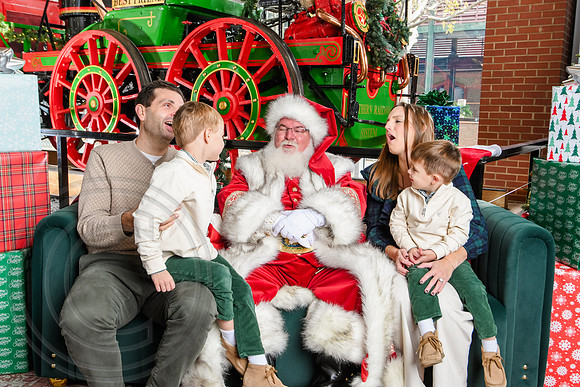 RKPhoto-2025-TheCharlestonSanta-Nov30-0977