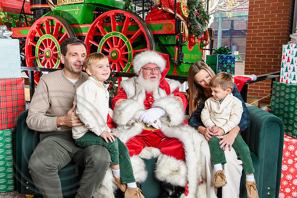RKPhoto-2025-TheCharlestonSanta-Nov30-0978