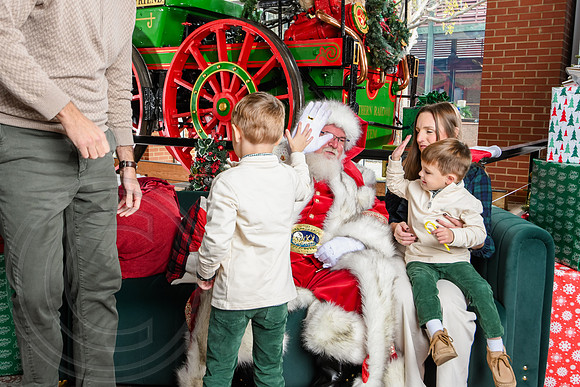RKPhoto-2025-TheCharlestonSanta-Nov30-0979