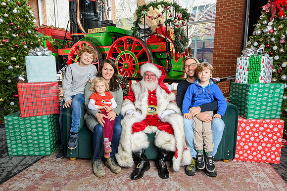 RKPhoto-2025-TheCharlestonSanta-Nov30-0981