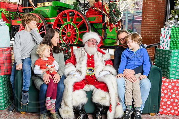 RKPhoto-2025-TheCharlestonSanta-Nov30-0982