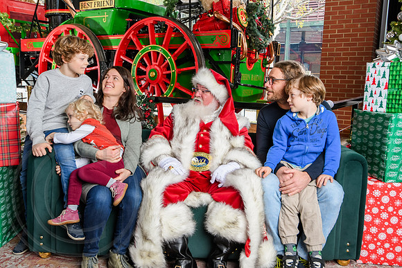 RKPhoto-2025-TheCharlestonSanta-Nov30-0983