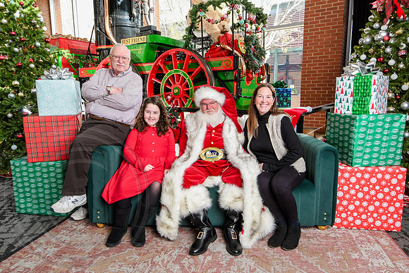 RKPhoto-2025-TheCharlestonSanta-Nov30-0985