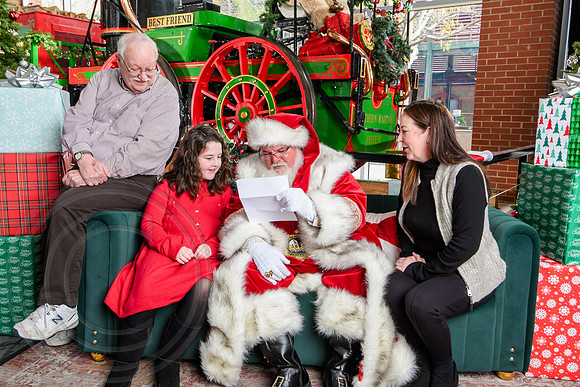 RKPhoto-2025-TheCharlestonSanta-Nov30-0987