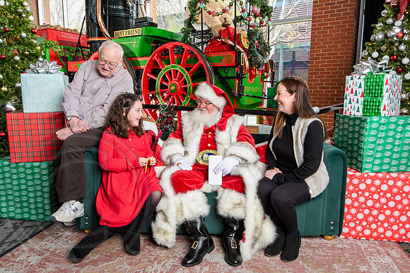 RKPhoto-2025-TheCharlestonSanta-Nov30-0988