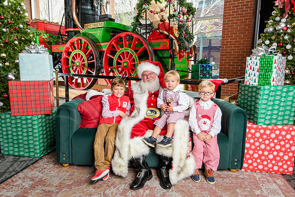 RKPhoto-2025-TheCharlestonSanta-Nov30-0989