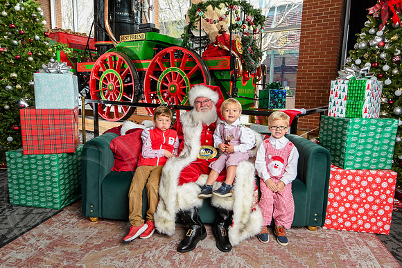 RKPhoto-2025-TheCharlestonSanta-Nov30-0990