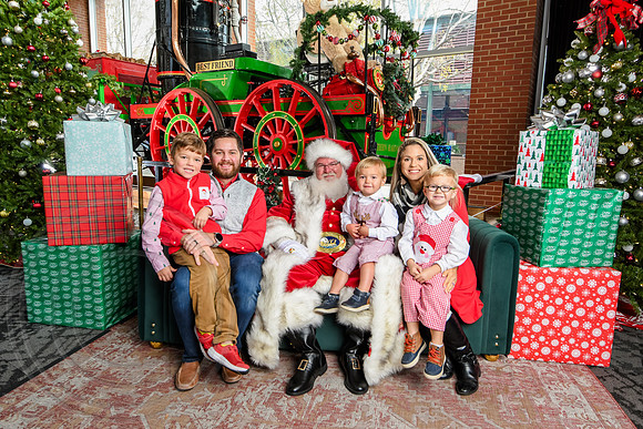 RKPhoto-2025-TheCharlestonSanta-Nov30-0991