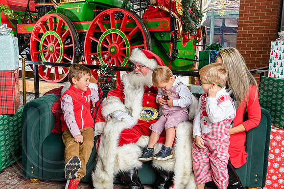 RKPhoto-2025-TheCharlestonSanta-Nov30-0992