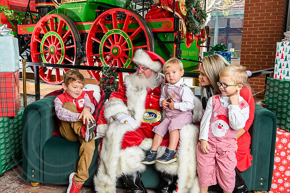 RKPhoto-2025-TheCharlestonSanta-Nov30-0993