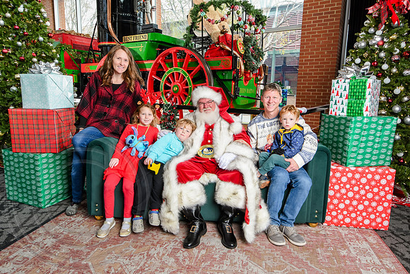 RKPhoto-2025-TheCharlestonSanta-Nov30-0995