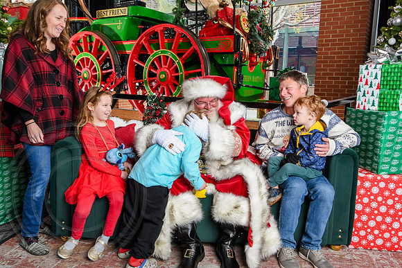 RKPhoto-2025-TheCharlestonSanta-Nov30-0996